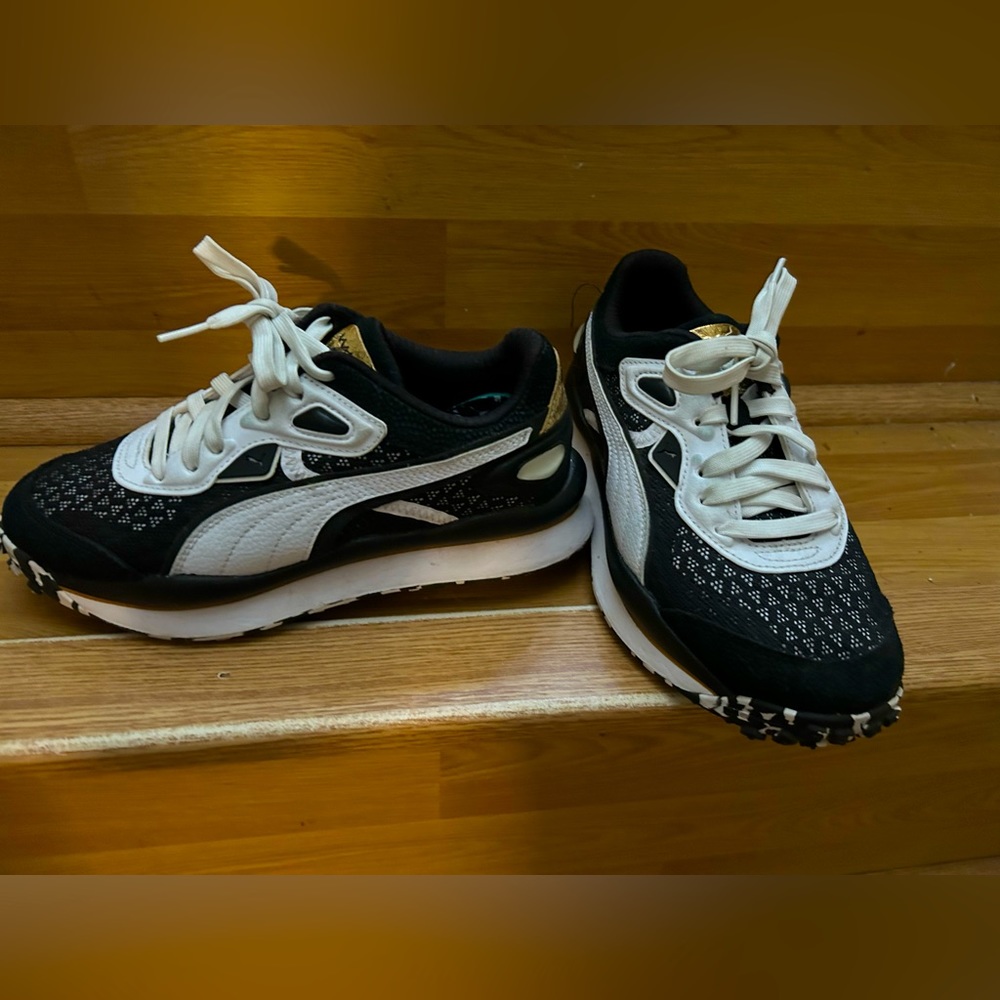 Youth Puma sneaker 5.5 gold edition